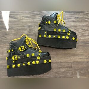YRU Shoes Qozmo Strapped Buckle Smiley Face Platforms, Size 9
